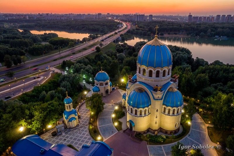 Храм Живоначальной Троицы, Орехово-Борисово, Москва, вечер Теплый летний вечер фото превью
