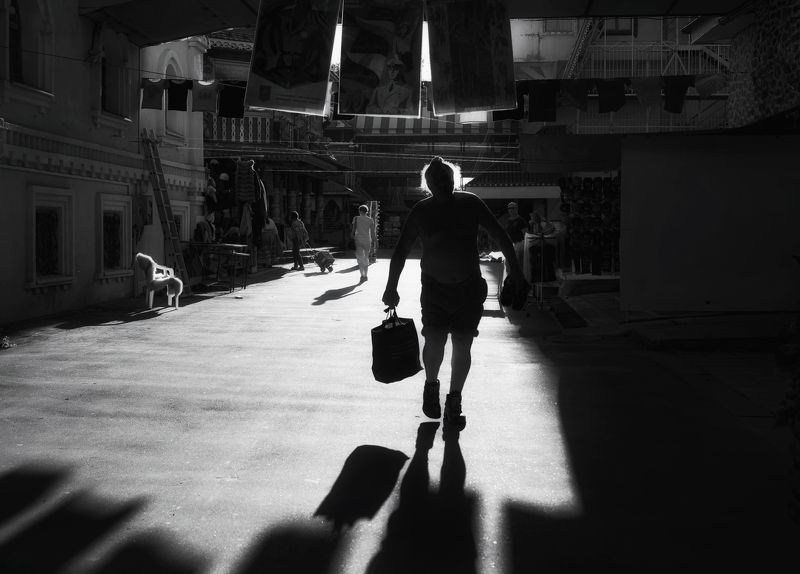 уличная фотография, стрит, идет по жизни смеясь... фото превью