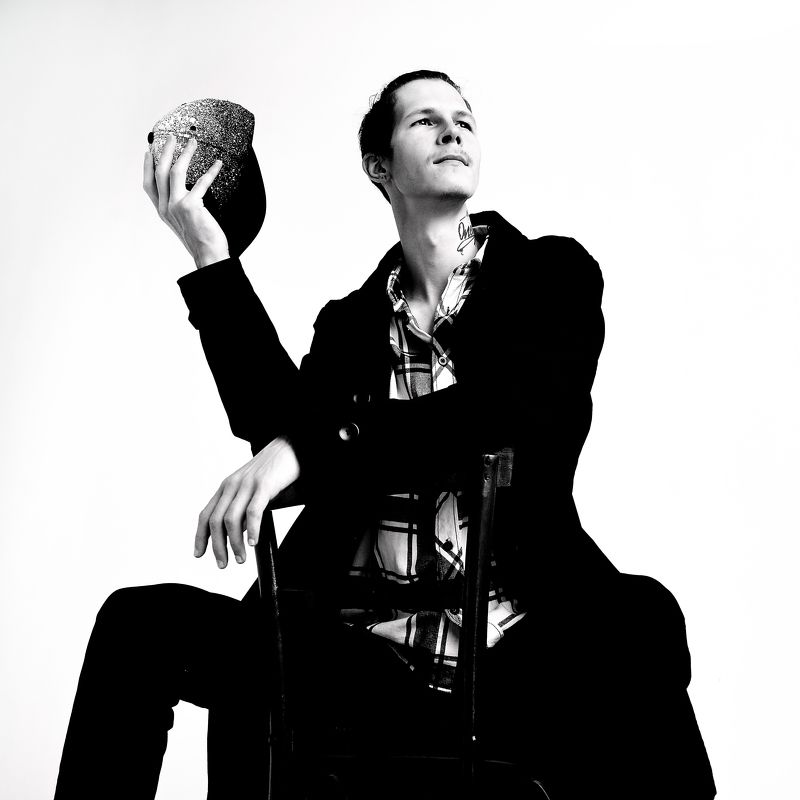 мужской портрет,студия  фото превью