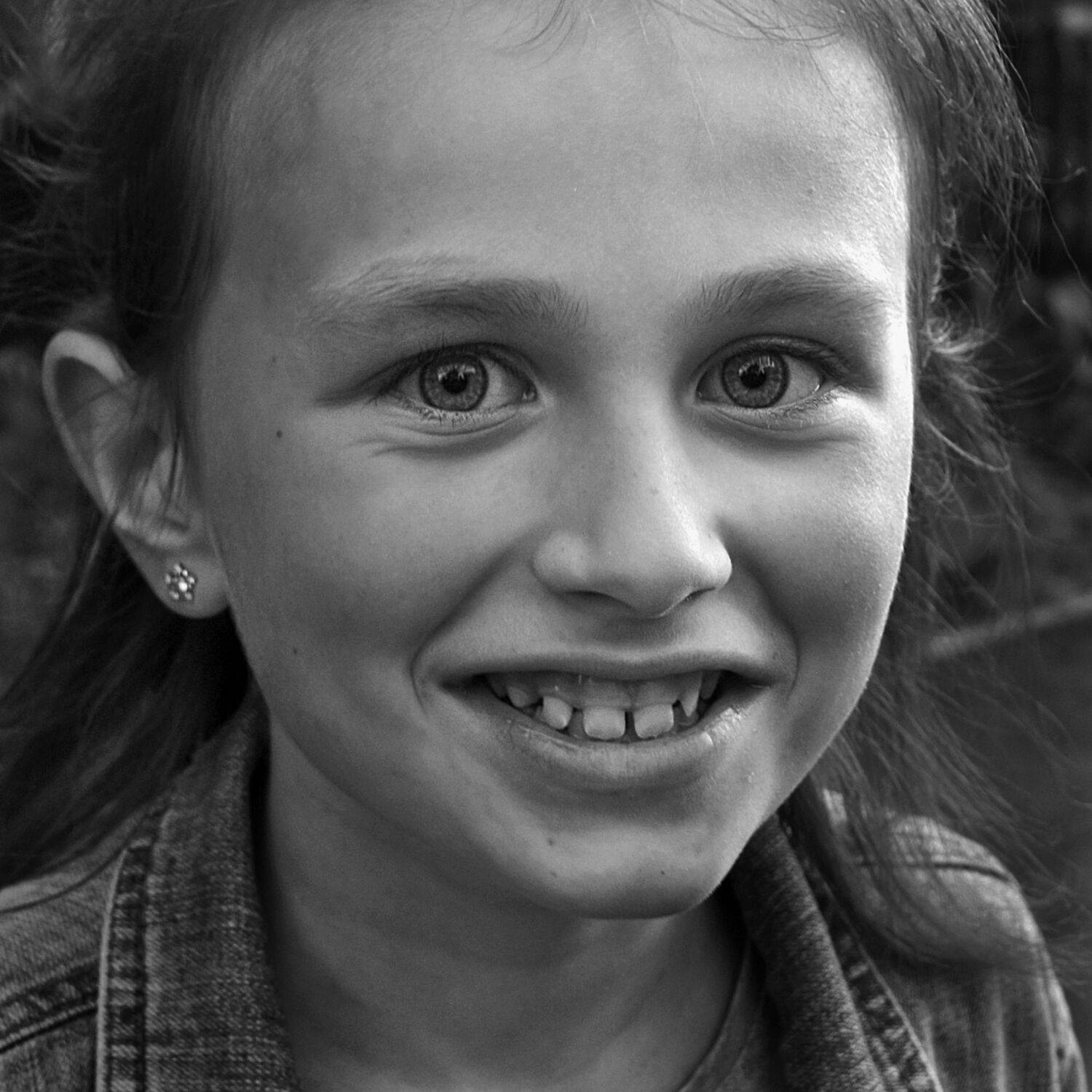 портрет, девочка, глаза, взгляд, апатиты, чб, улыбка, Николай Смоляк