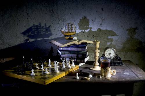 Тени на стене.