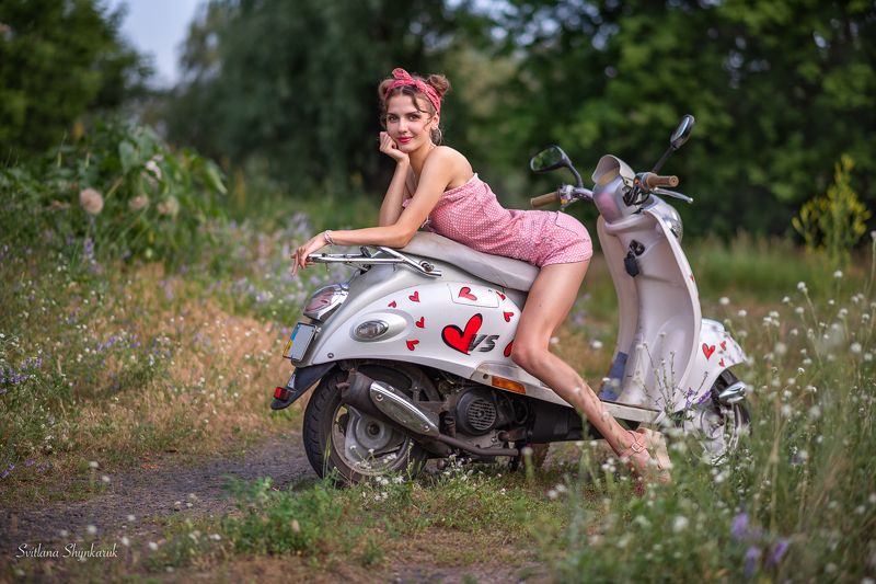 pinup, moto cycle, girl, legs, beautiful girl, flirting Pinup girl flirting фото превью