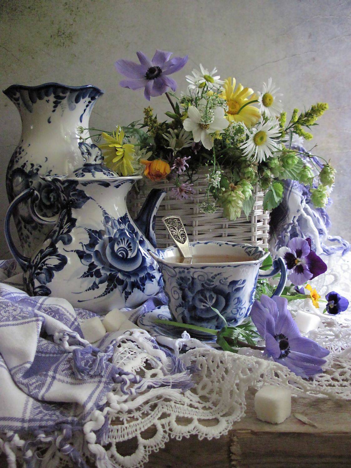 цветы, букет, анемоны, анютины глазки, ромашки, календула, космея, хмель, посуда, гжель, салфетка, скатерть , Наталия Тихомирова