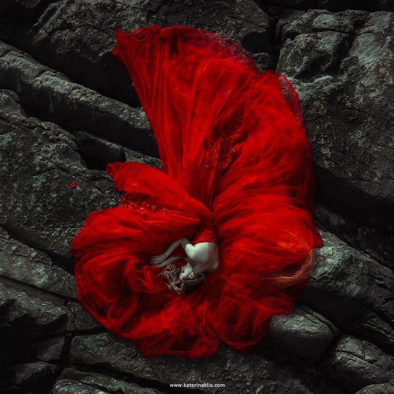 red, top, view, woman, depressed, dress, model, wearing, beautiful, creative, drone, art, fine art, feeling, ocean  Red фото превью