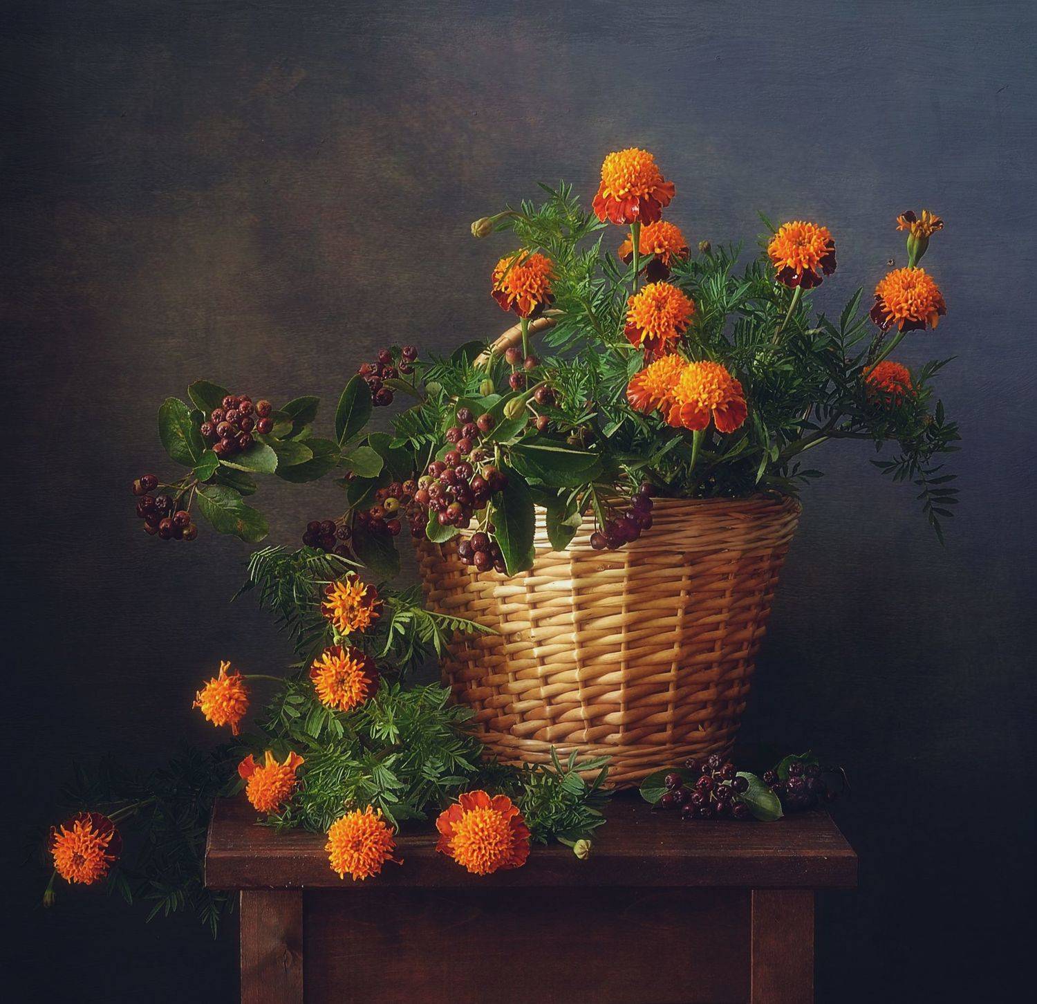 натюрморт,лето,бархатцы,цветы,арония,ягоды,черноплодка, Наталия К