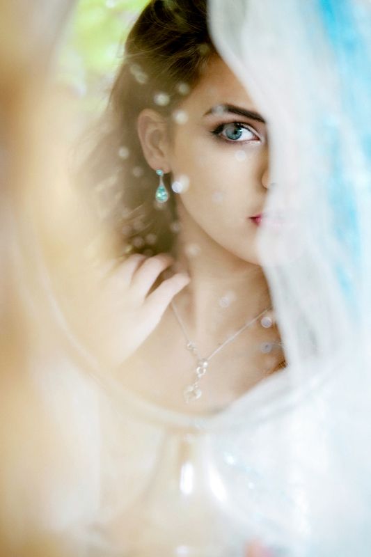 женщина зеркало капли портрет Женщина в зеркале фото превью