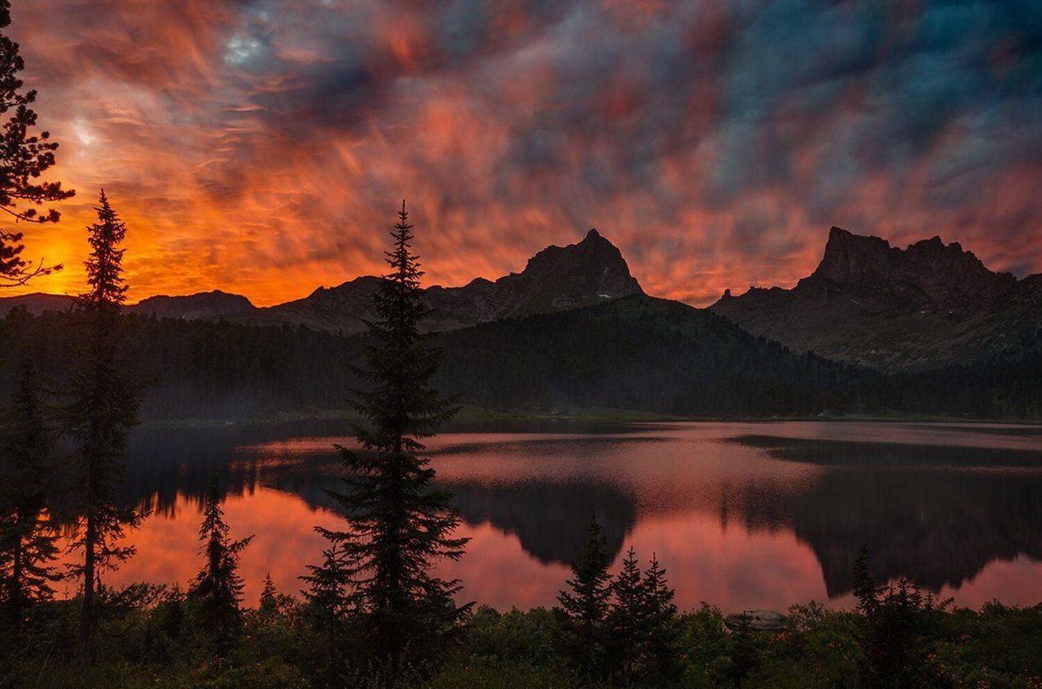 Берег, Большой, Вершина, Вечер, Волны, Высокий, Горит, Горы, Далекий, Ергаки, Красивый, Красноярский край, Красный, Небо, Облака, Озеро, Отражение, Пейзаж, Пик, Природа, Рябь, Саяны, Светлое, Скалы, Тучи, Хребет, Яркий, Дмитрий Антипов