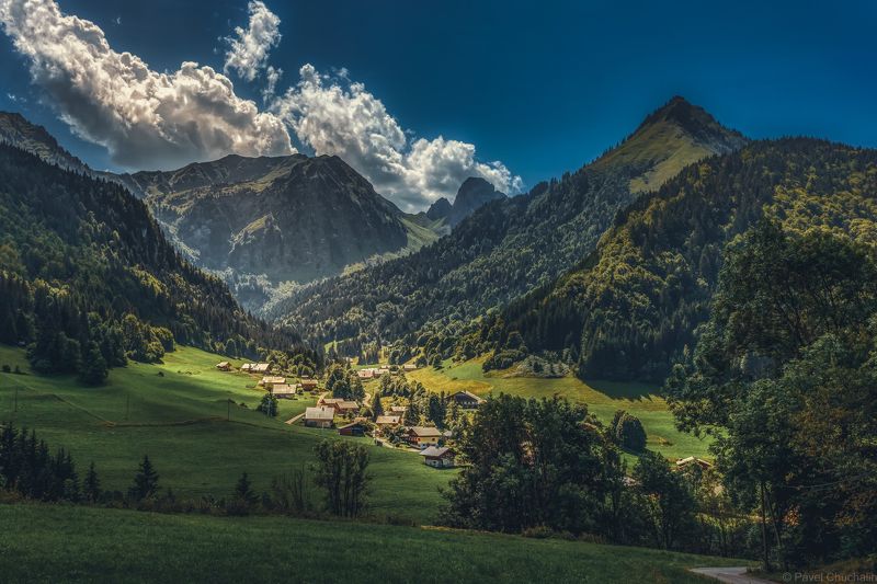 Пейзаж, горы Деревушка в горах фото превью