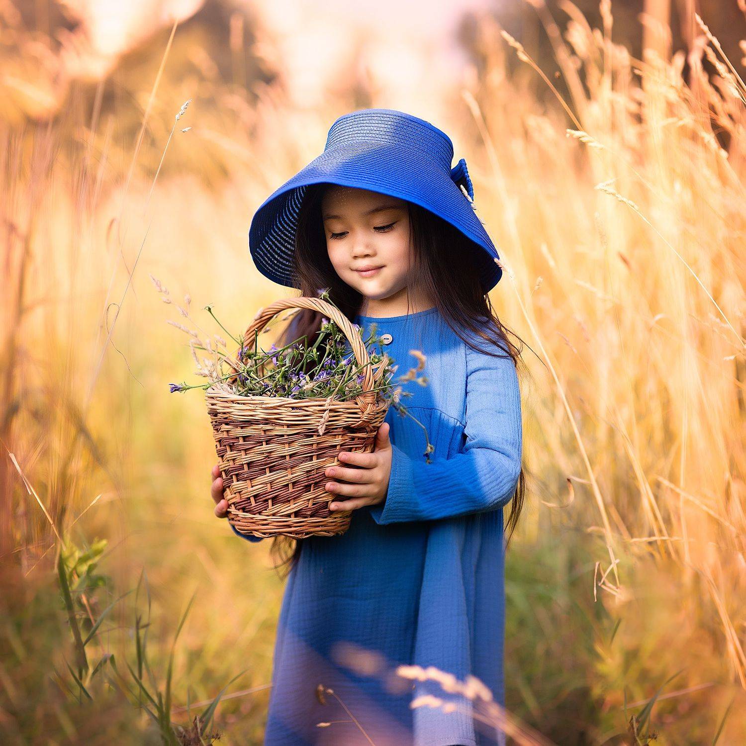 девочка, поле, корзина, шляпа, колосья, синий, желтый, Елена Мамрукова