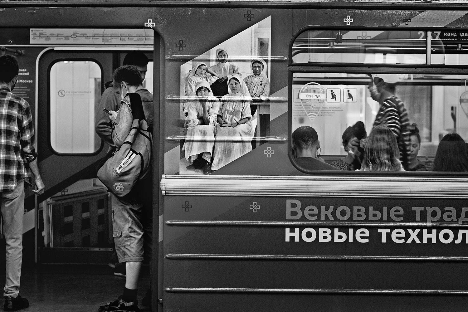 чб фото, метро, люди, пассажиры, стрит фото, Vera Trandina