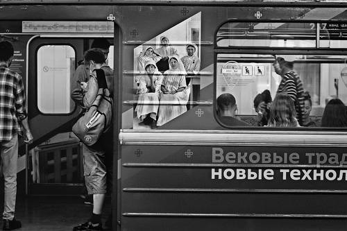 В метро
