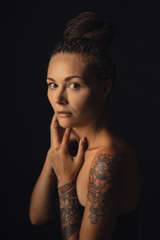 портрет, девушка, взгляд, татуировка, руки, прическа, косички Не будь копией, будь оригиналом. фото превью