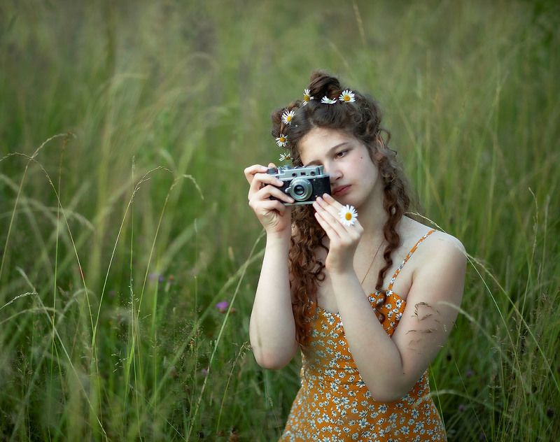 девушка, фотограф,красота,лето,поле, girl, photographer, beautiful, flower, summer, nature Девушка фотограф фото превью