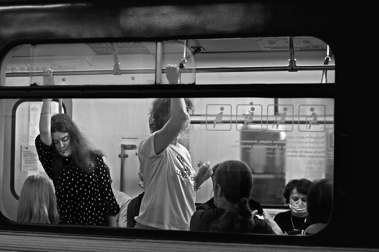 чб фото, метро, люди, пассажиры, стрит фото, Vera Trandina