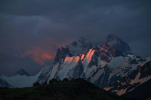 Ушба и Шхельда на рассвете