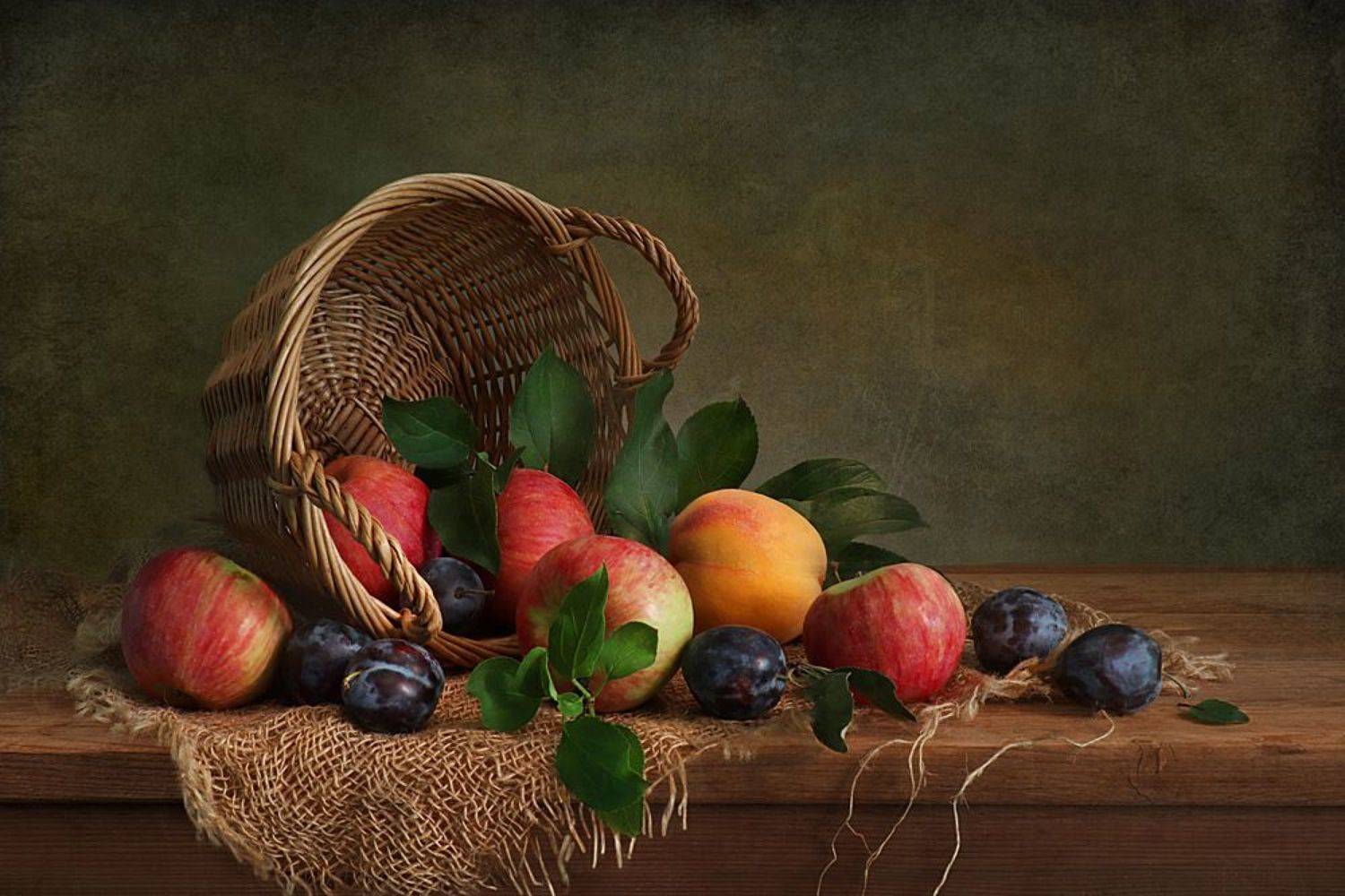 натюрморт,корзина,яблоки,сливы,столешница,мешковина, Алла Шевченко