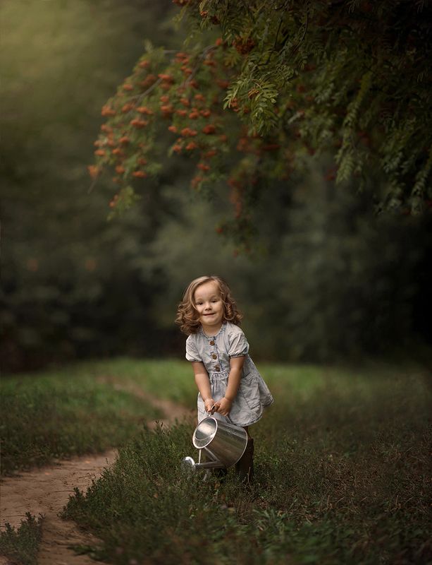 gardening, садовод, девочка, лейка, рябина, ребенок Little Gardener фото превью