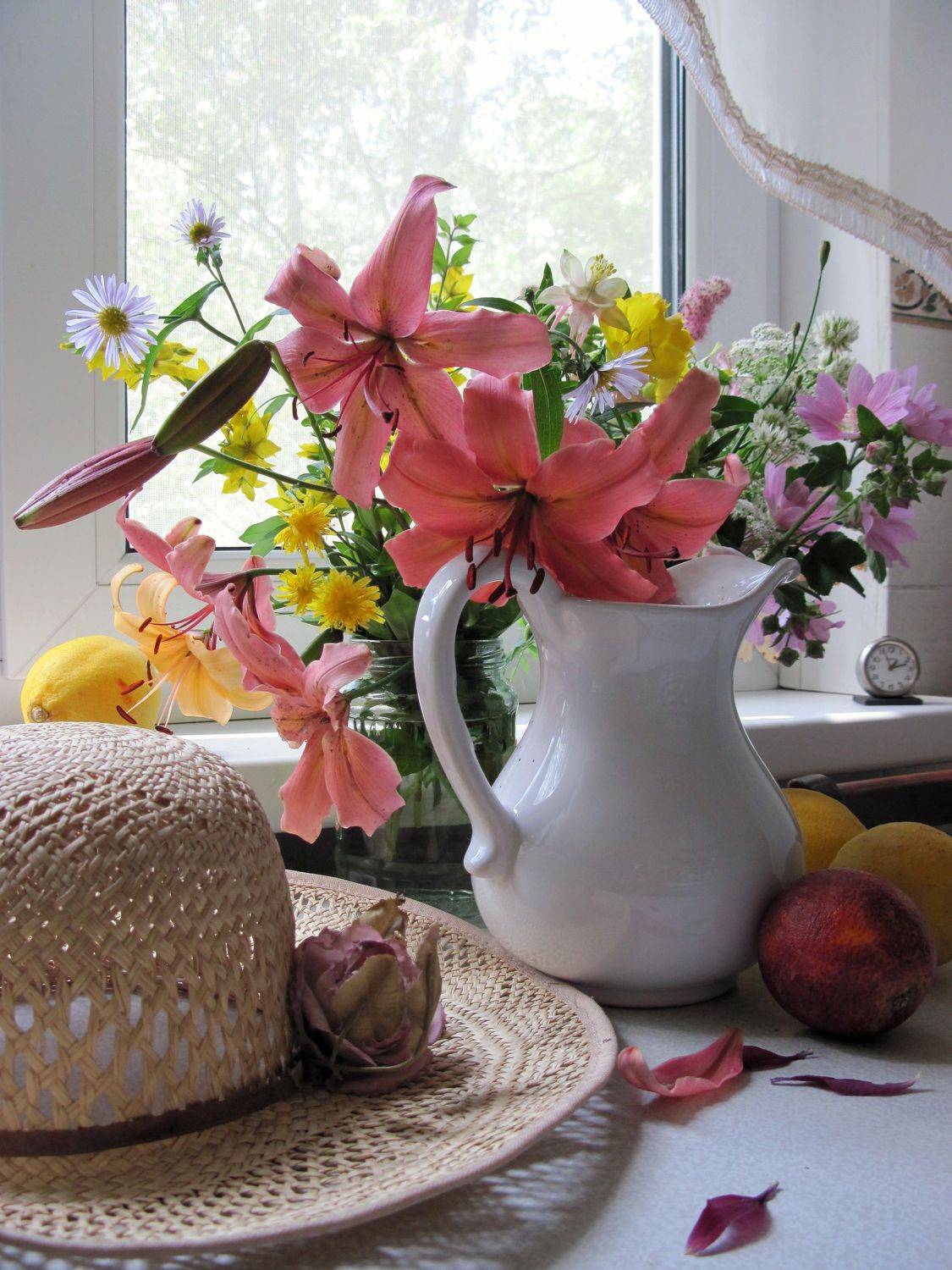 цветы, букет, лилии, фрукты, шляпка, кувшин, фарфор, окно, Наталия Тихомирова