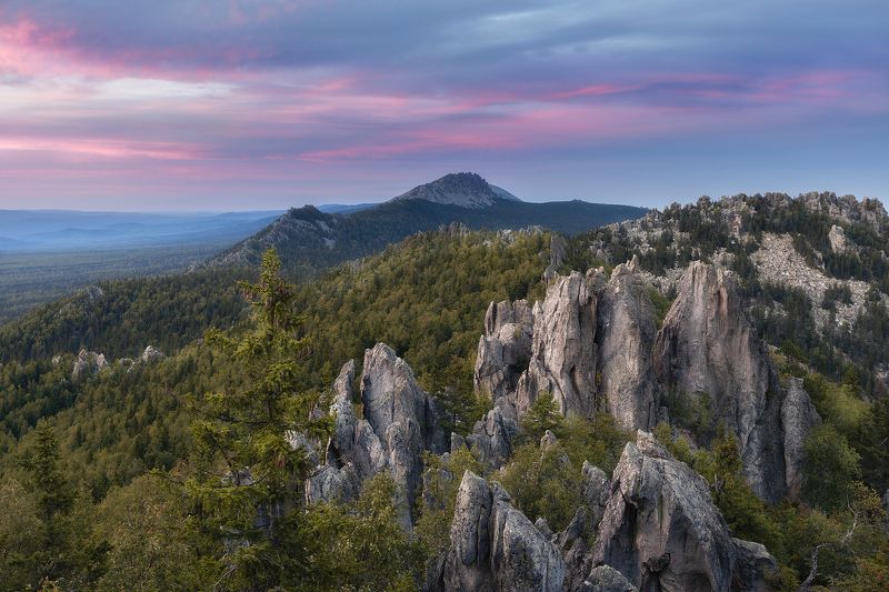 Таганай, Перья, Двуглавая сопка, Урал Двуглавая сопка на закате фото превью