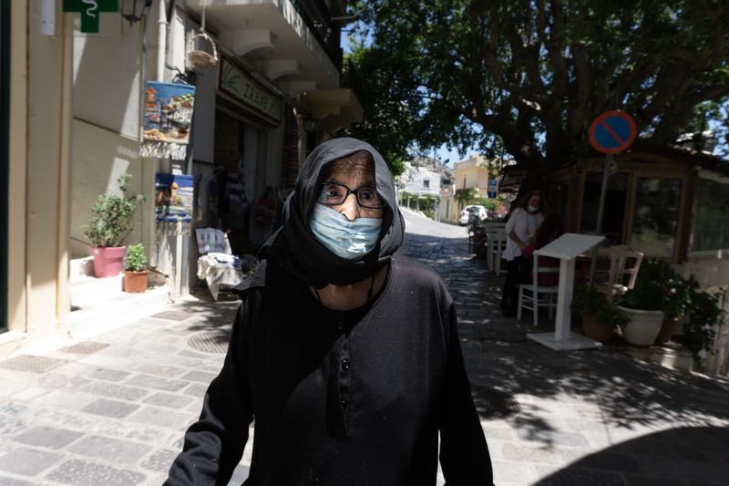 street Portrait with nose out фото превью