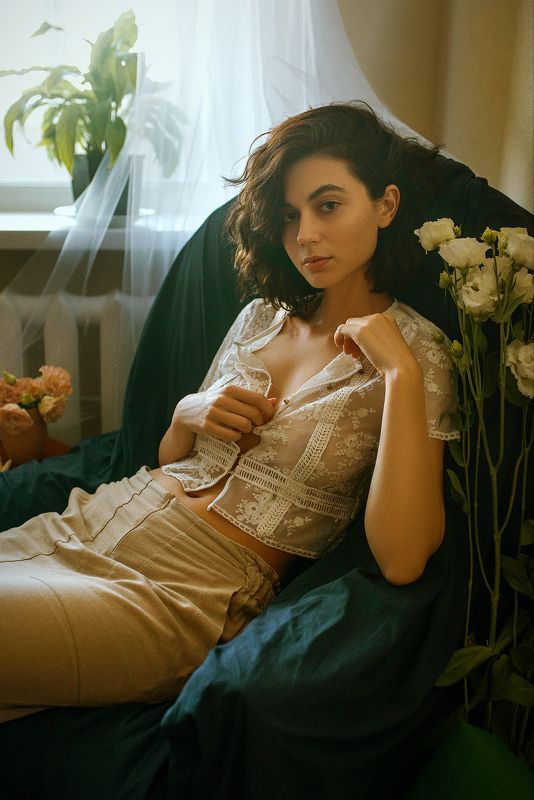 Среди цветов фото превью