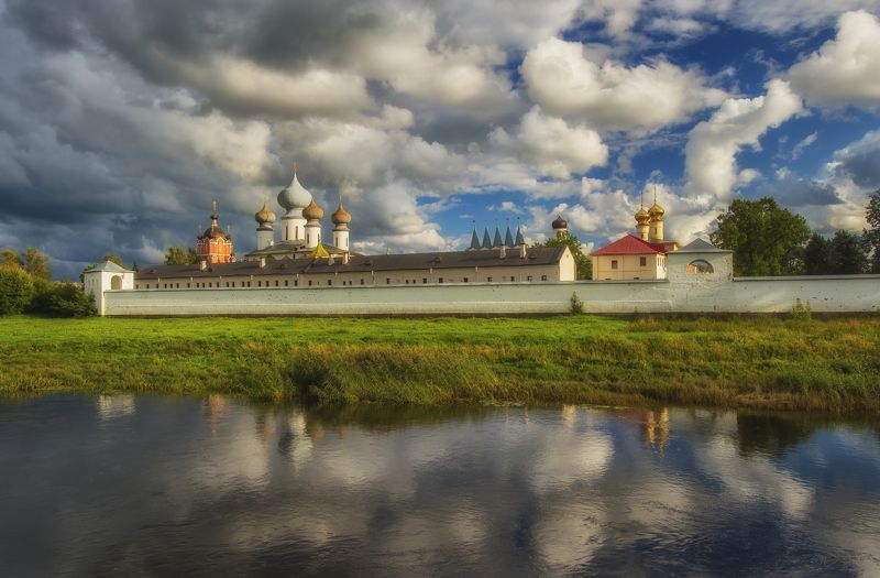 Тихвинский Богородичный Успенский мужской монастырь фото превью