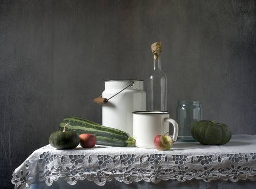 С белым бидоном и кружкой.