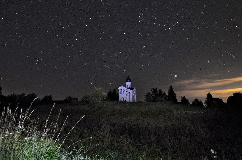 псковская обл, пейзаж,ночь, часовня, звёзды, тучи,  фото превью