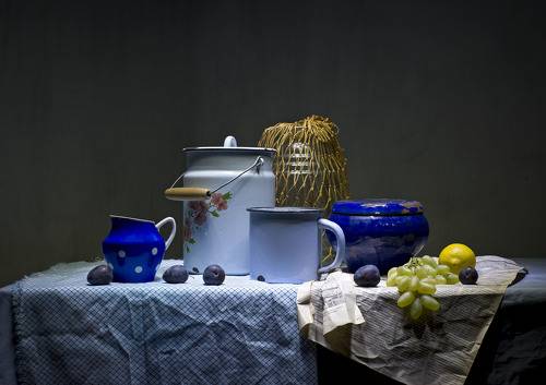 С голубым бидоном и кружкой.