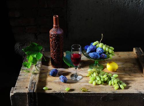 С виноградом и сливами.
