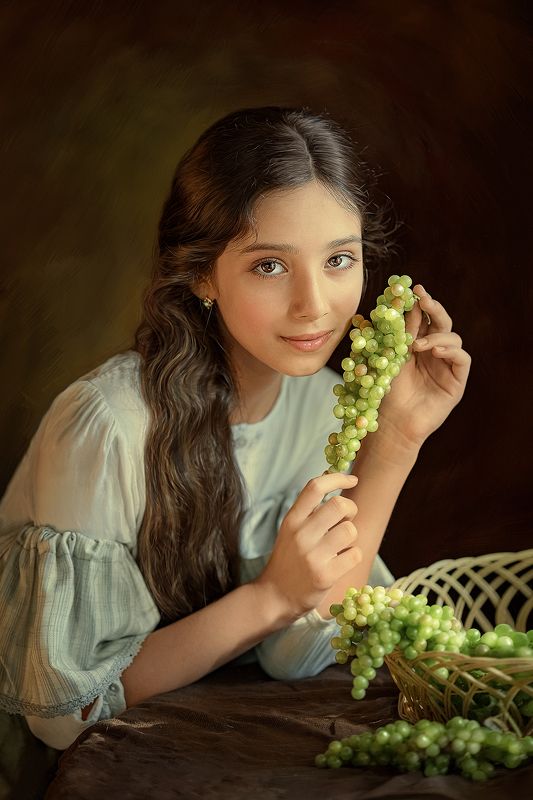 Дечочка с виноградом фото превью