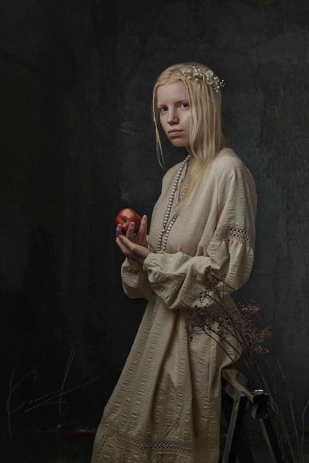 девушка яблоко платье картина, Артур Каюков