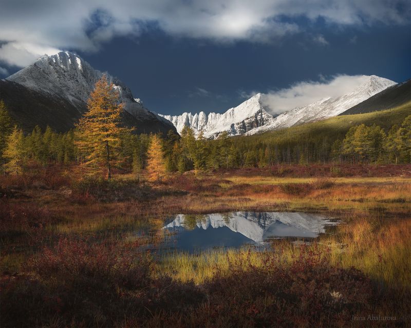 Колыма, Магадан, озеро Джека Лондона, осень, горы, отражение Гора Пила и отражение фото превью