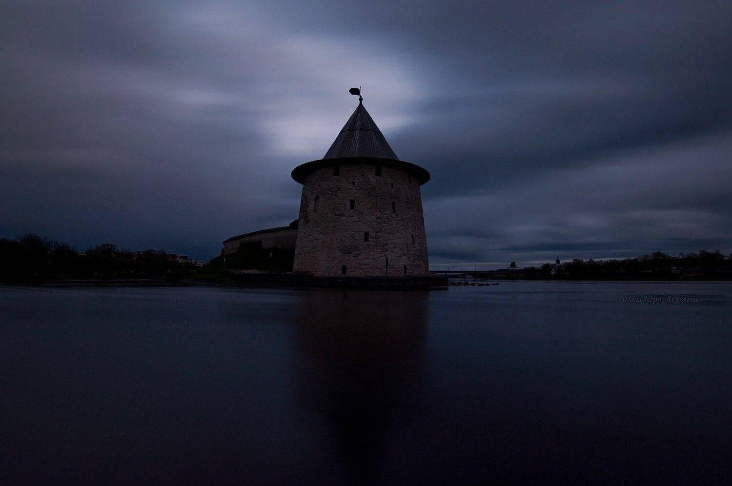 псковская обл, пейзаж, псков, башня, плоская башня, тучи, река,архитектура,небо, Юрий Яковлев