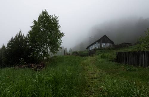 Дом у реки.