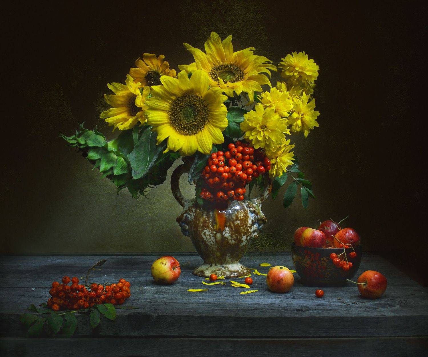 still life,натюрморт,золотые шары, цветы, фото натюрморт, рябина,  лето,   август, подсолнухи,ранетки, последний летний день, Колова Валентина