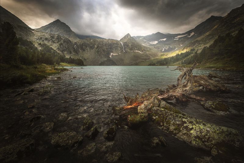 Дождливое утро на озере Крепкое фото превью