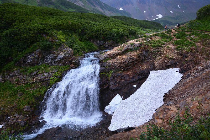 Трое у водопада фото превью