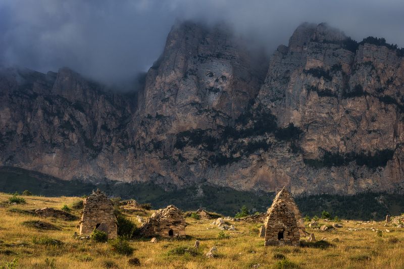 Город мёртвых под скалой черепа фото превью