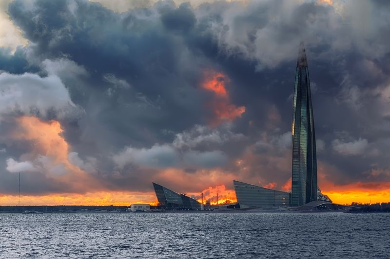 город море вечер закат небо облака ненастье архитектура башня Дождливый день фото превью