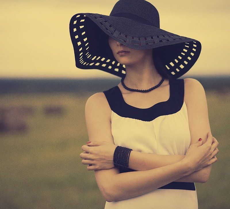 Девушка в шляпе фото превью