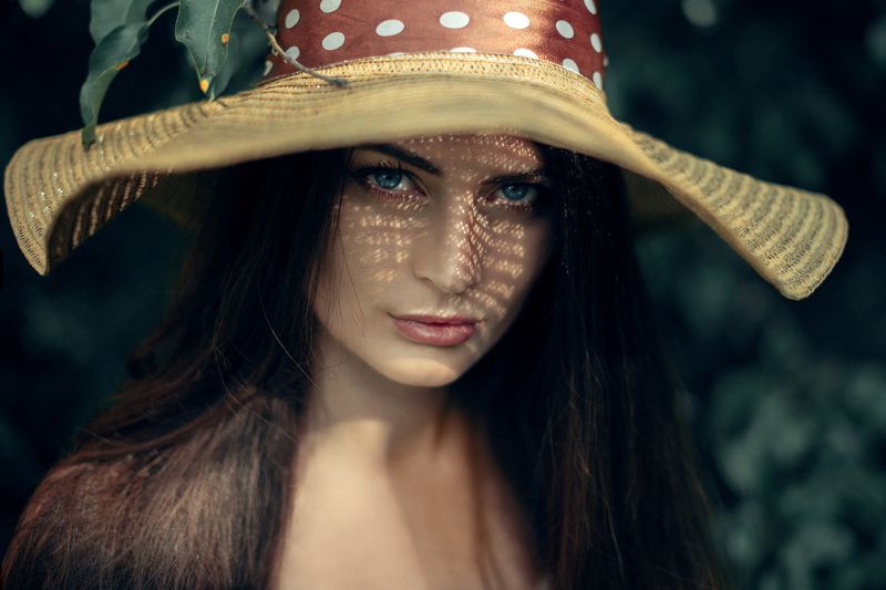 женский портрет In hat фото превью