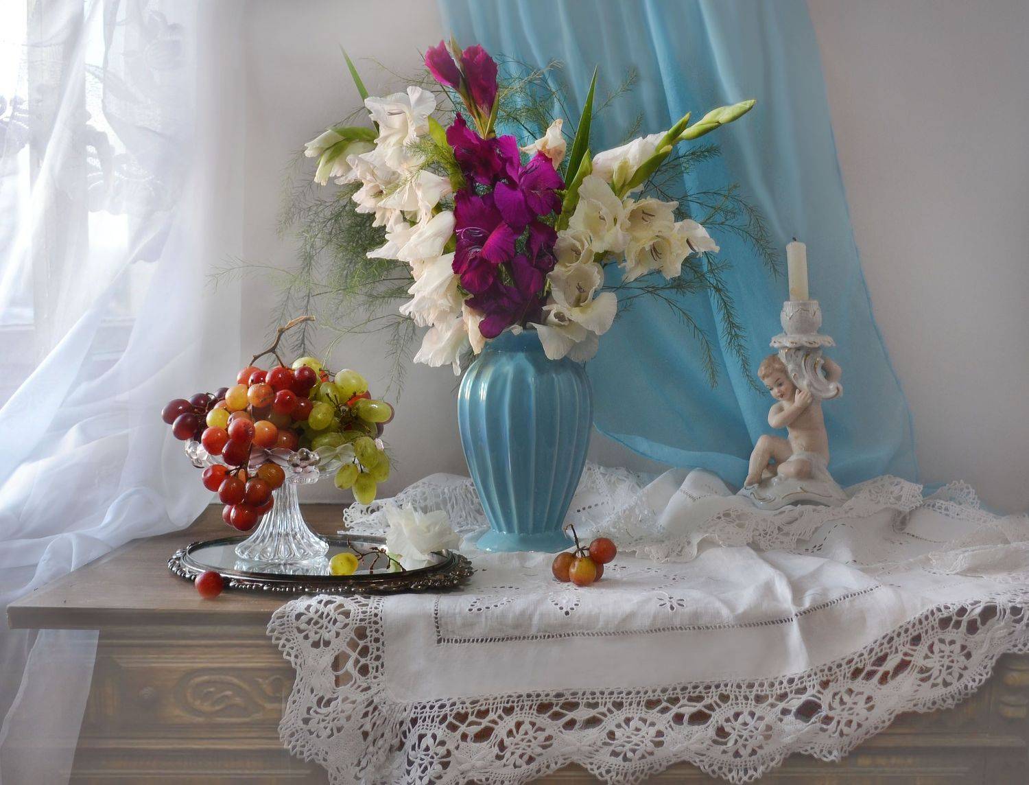 still life, натюрморт, цветы, фото натюрморт,осень, сентябрь, гладиолусы, фарфор, виноград, подсвечник, свеча, Колова Валентина