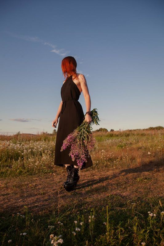 Girl in the field фото превью