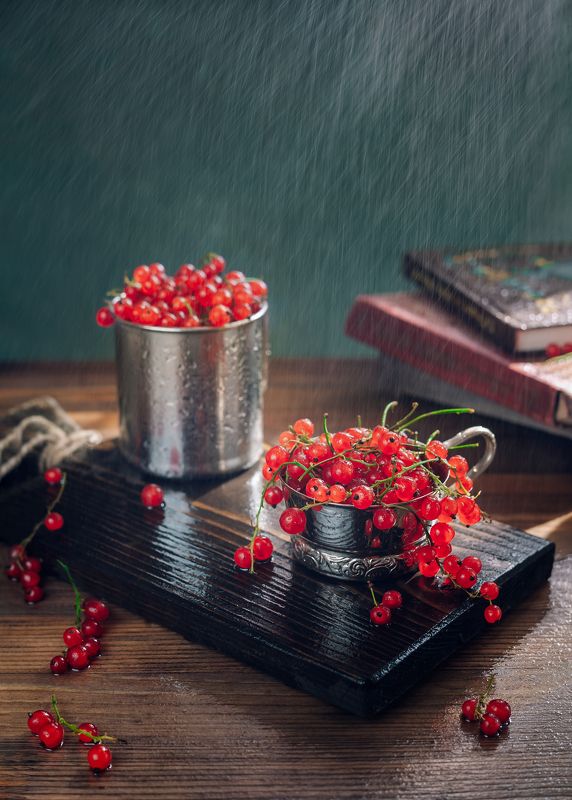 Ягода красная, ягода кислая, любимая красная смородина фото превью