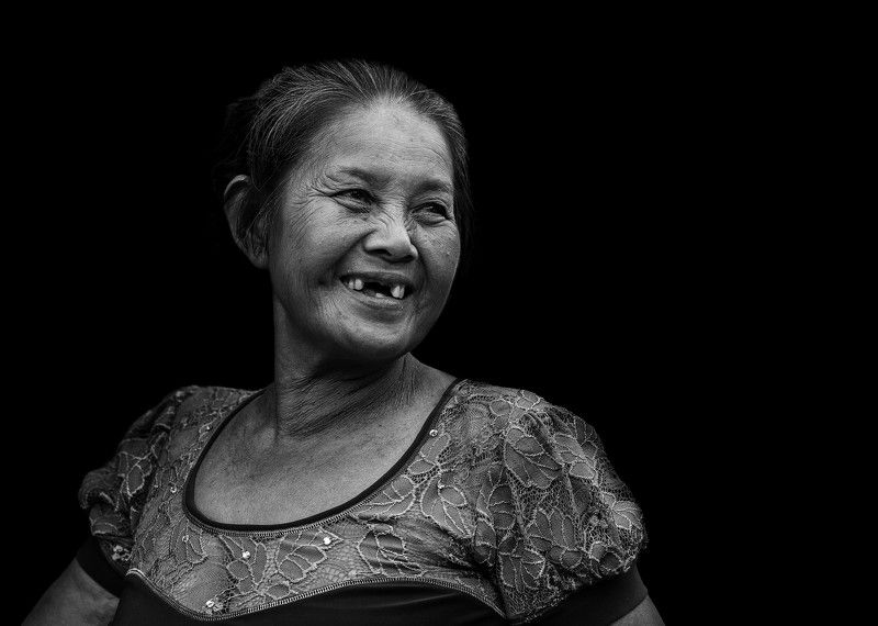 Woman selling goods in the market фото превью