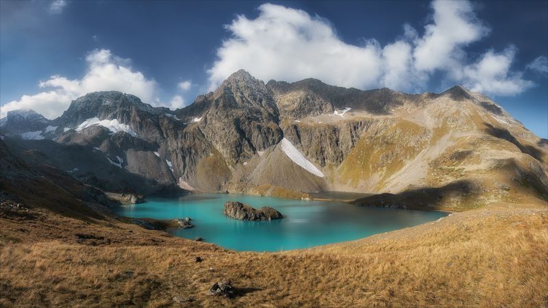 Бирюзовые глаза гор. фото превью