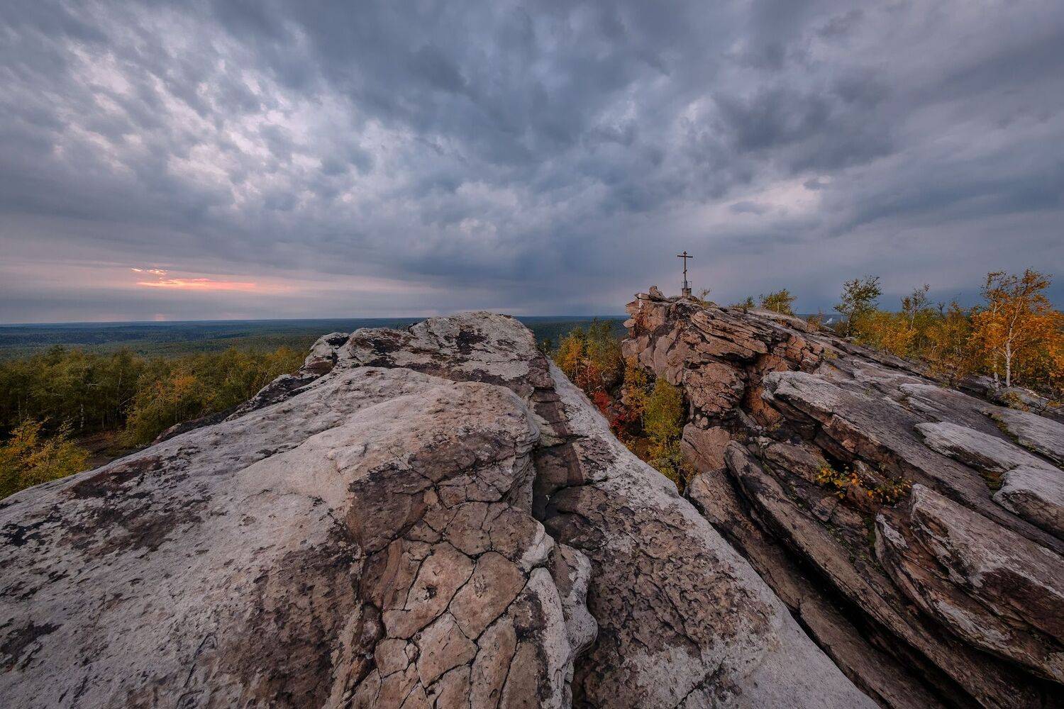 гора, крестовая, закат, небо, облака, тучи, скалы, камни, крест, сентябрь, осень, губаха, урал, пермь, Андрей Чиж