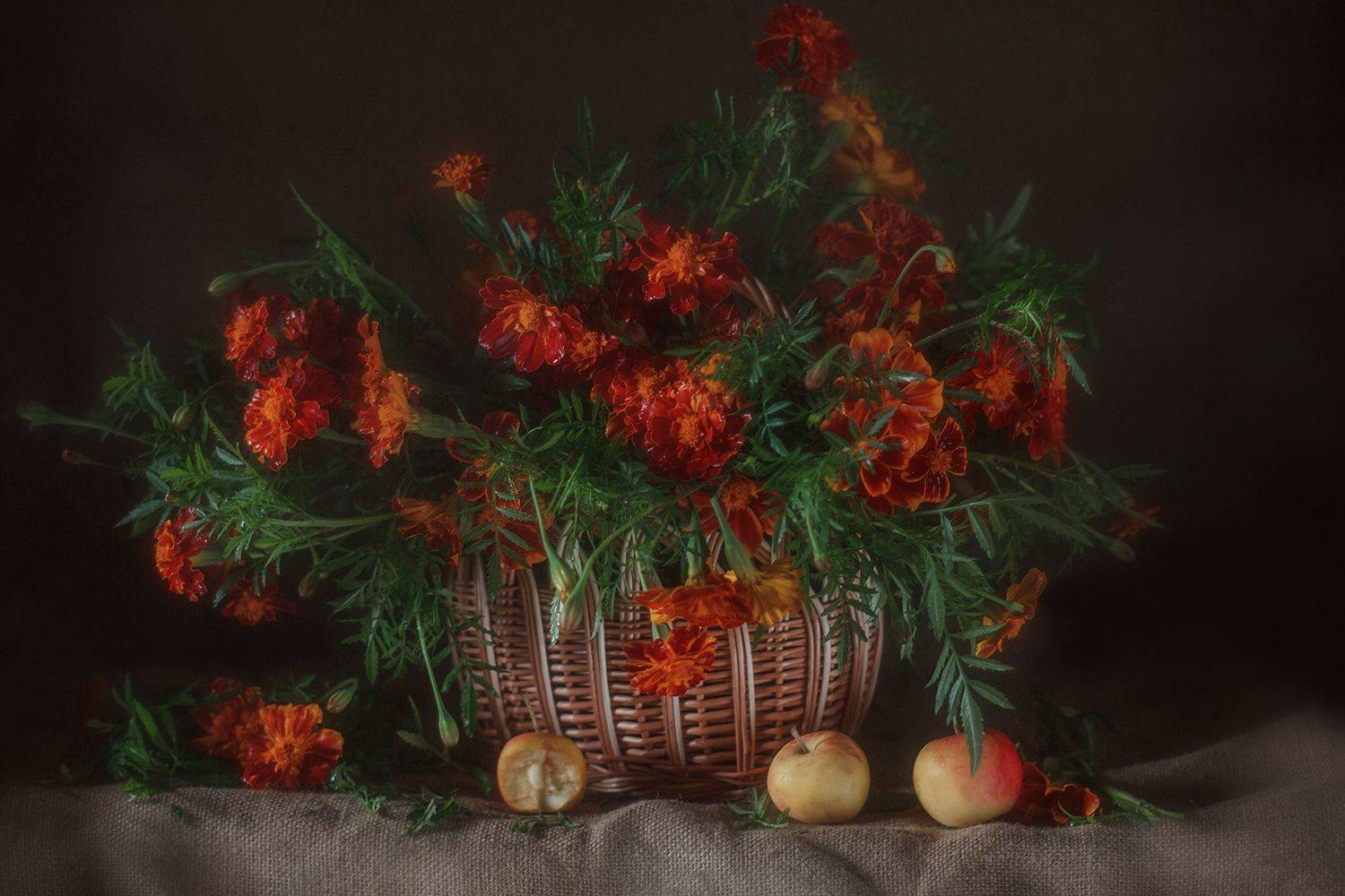 цветы бархатцы ранетка натюрморт мешковина корзинка, Ольга Сидорова
