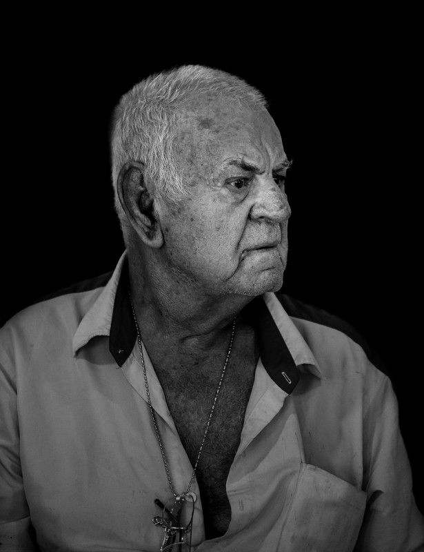 Man sitting and waiting фото превью